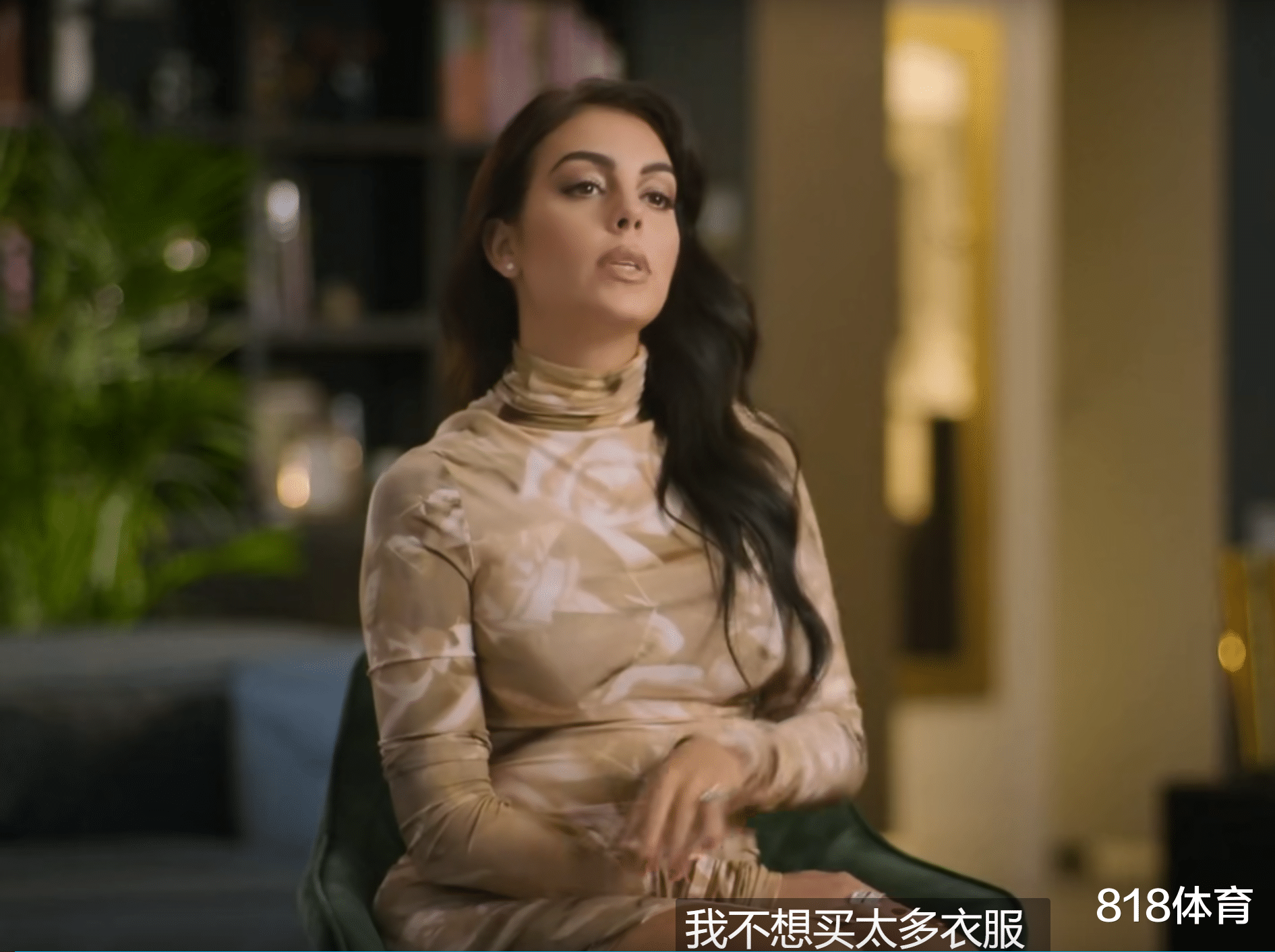 米兰|排面! C罗女友逛米兰奢侈品店买衣服+香水, 结账时被老板直接免单太惊喜