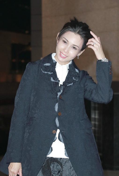 邱淑贞|10位自然老去的港圈老牌女星，叶童一头白发，邱淑贞身材发福