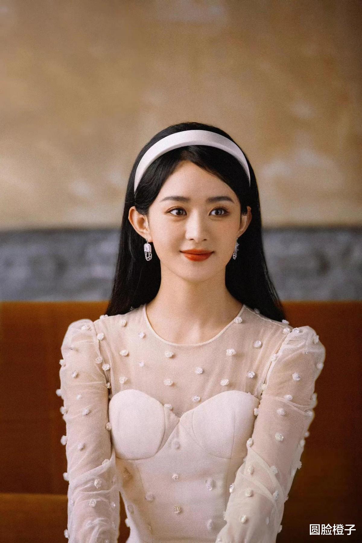 赵丽颖|赵丽颖这样穿太美了,白色连衣裙演绎别样浪漫,白色发箍温婉复古