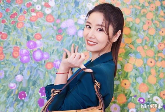 林心如|林心如带丈夫吃日料,穿粉色卫衣太加分,霍建华身材发福43岁变大叔