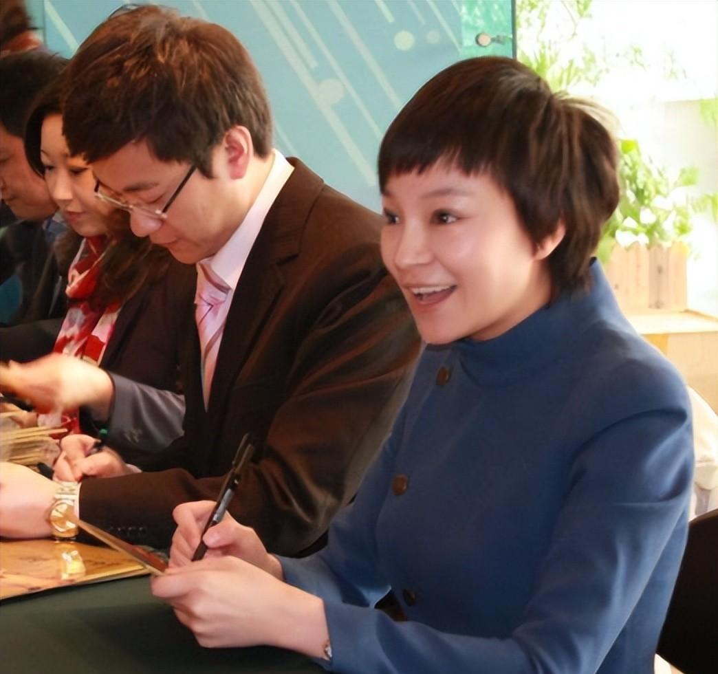 |王蓝一：当过月薪500导游，撞脸董卿搭档宋英杰，婚姻低调有一女