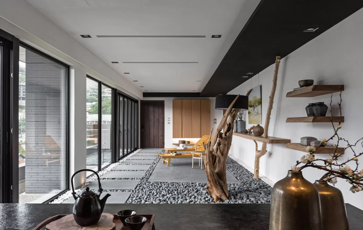 客厅不铺木地板,改通铺石砖,填充鹅卵石,没院子也能有室内景观