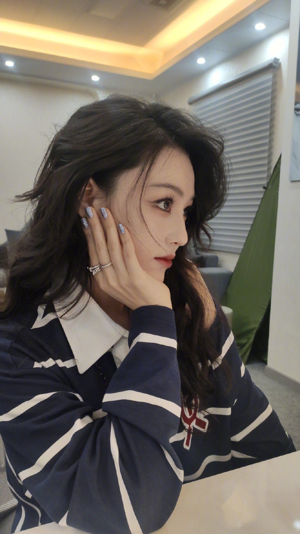 张馨予 本以为张馨予短发够帅了，看到她留长发之后，风情万种气场全开