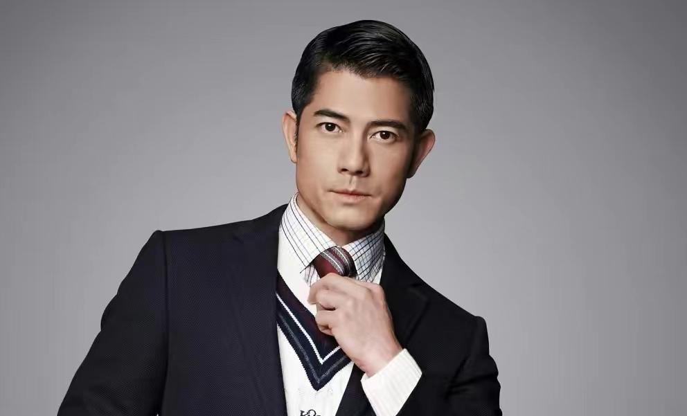 小姐姐|郭富城书法作品曝光，四个字卖了100万，将全部拿来做公益