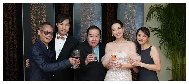 郑则仕|71岁郑则仕带妻子参加婚礼，脸色红润状态好，妻子身材苗条