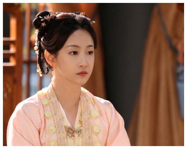 卿卿日常|4年前挑大梁演大女主,4年后在《卿卿日常》打酱油,露脸难辨认