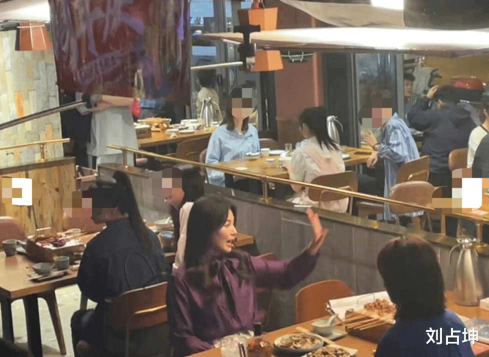 刘涛|刘涛在餐厅吃烤串,大口喝啤酒满脸忧愁,主动与路人热情打招呼