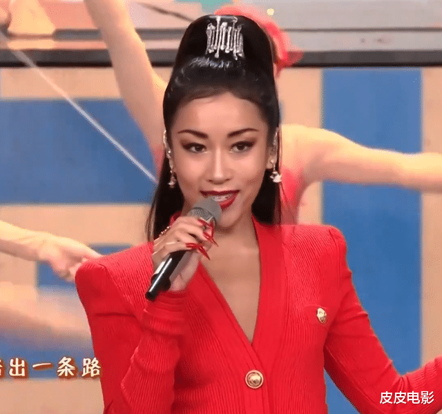 春晚|春晚最惊艳女星：李思思丝绒天鹅颈，李宇春性感，伊丽媛华贵雍容