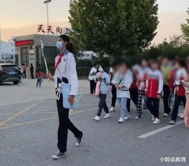 小学生1米9被体育局选中,不打排球都可惜,父母身高揭晓网友悟了