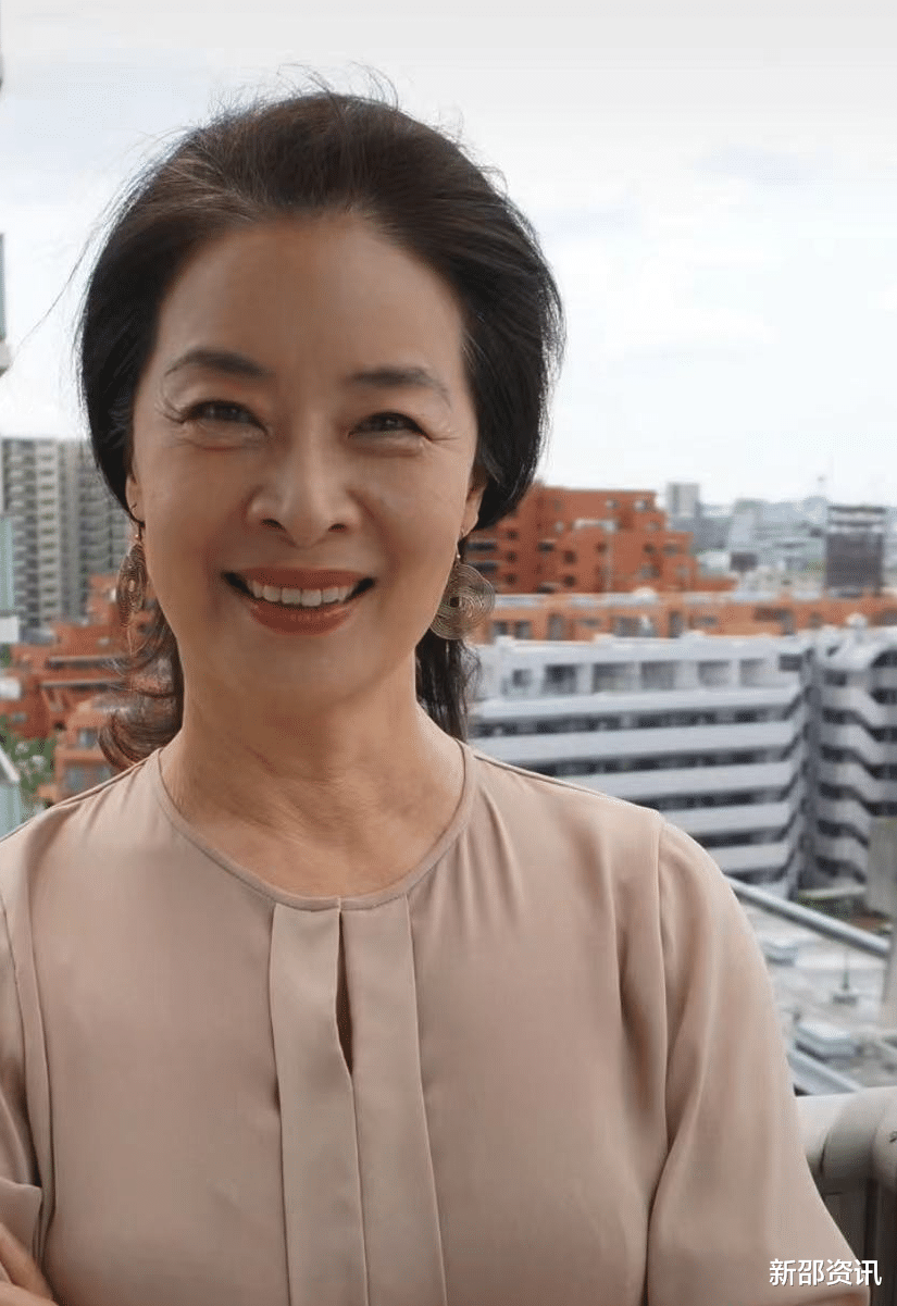 顾艳|62岁戏骨携儿子定居日本生活！坐路边吃饭笑开怀，男方帅气很像妈