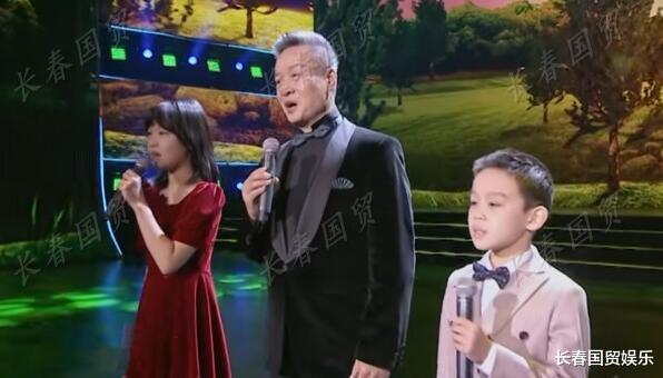 阎维文|阎维文两个外孙曝光,爷孙三人同唱《小白杨》,画面温馨幸福