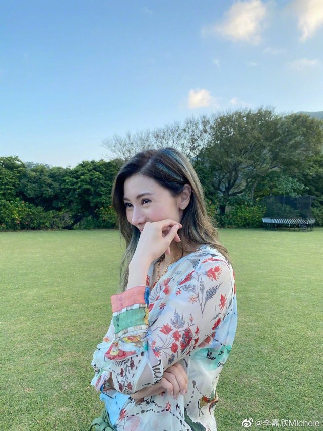 李嘉欣|51岁李嘉欣入住ICU抢救48小时,脸色蜡黄显憔悴,浮肿严重胖一圈