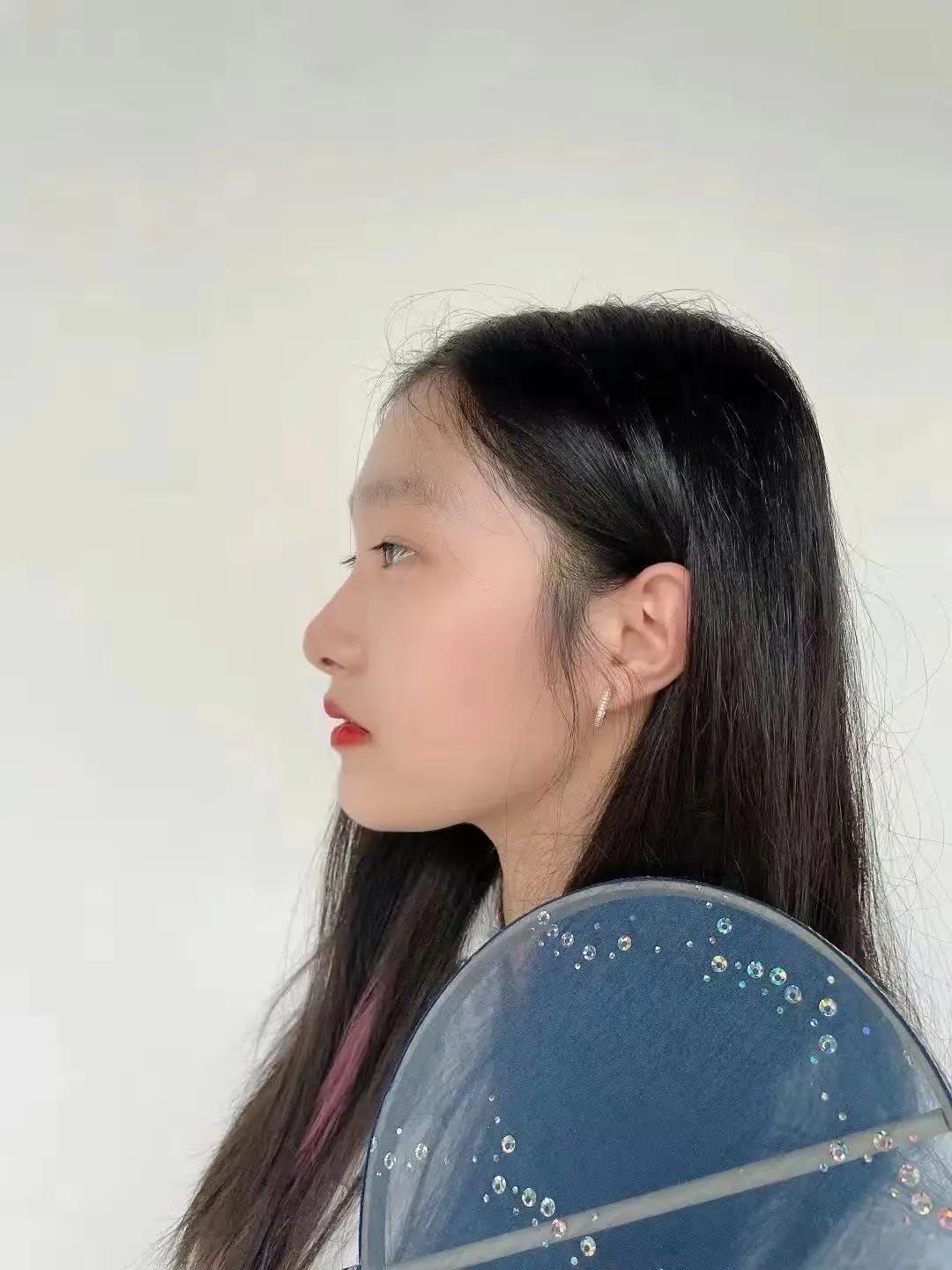 马伊琍|马伊琍携俩女儿现身机场,14岁爱马亭亭玉立,个子比妈妈还高