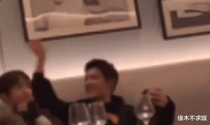 |肖战和杨紫聚餐:摸杨紫头、说悄悄话,团队回应:艺人一直单身