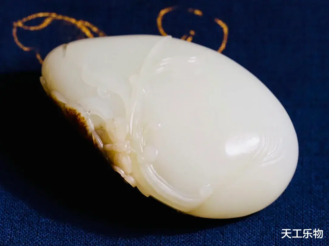 邮票|上手油的秋梨皮油膏料!一百多克的籽料羊脂玉“凤凰”价值几何?