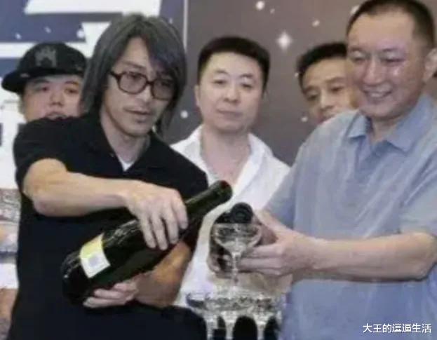 周星驰|60岁的周星驰罕见露面,海上大胆冲浪,跳高动作引人担忧