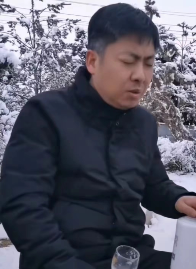 主持人|60岁成都名主持吕冲因病去世！生前消瘦满头白发，好友悲痛悼念