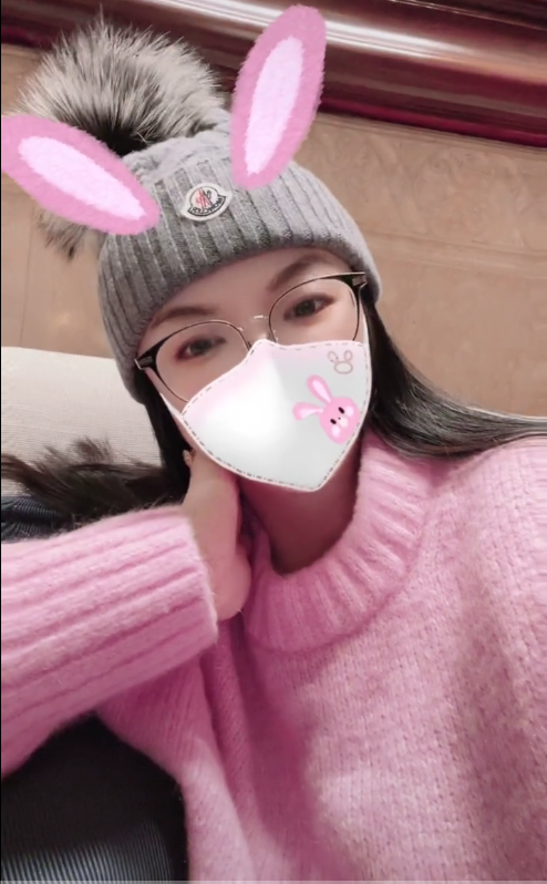 李湘|好事将近?李湘晒美拍右手戴钻戒,装扮粉嫩露甜笑像恋爱中的少女