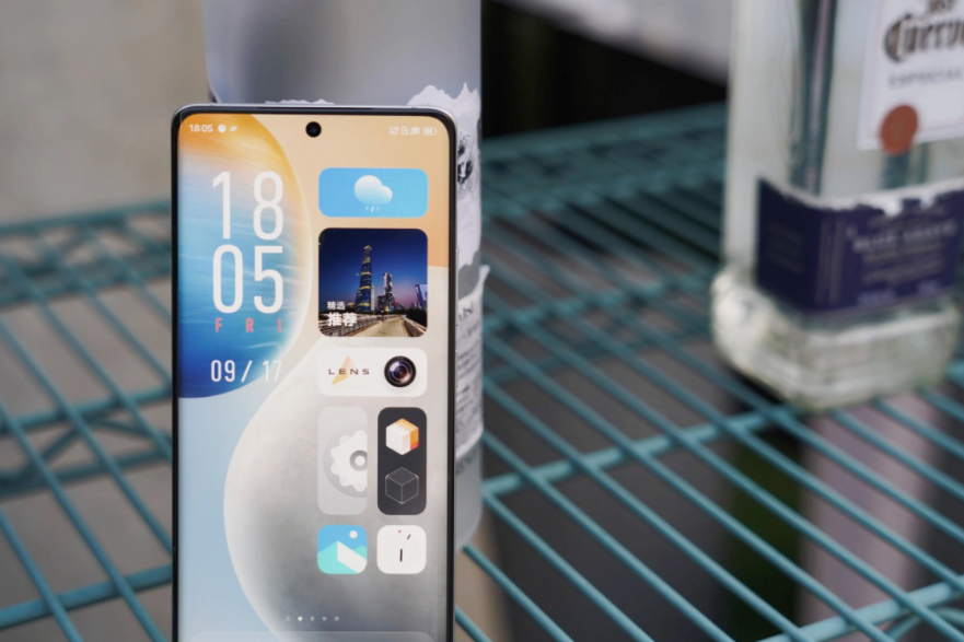 曲面屏|vivo X80采用了独特的一个设计语言，续航方面，依旧是比较强悍的配置
