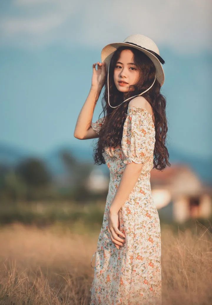 女生拍照姿势大全,除了万年剪刀手,还有下面8个好看拍照姿势
