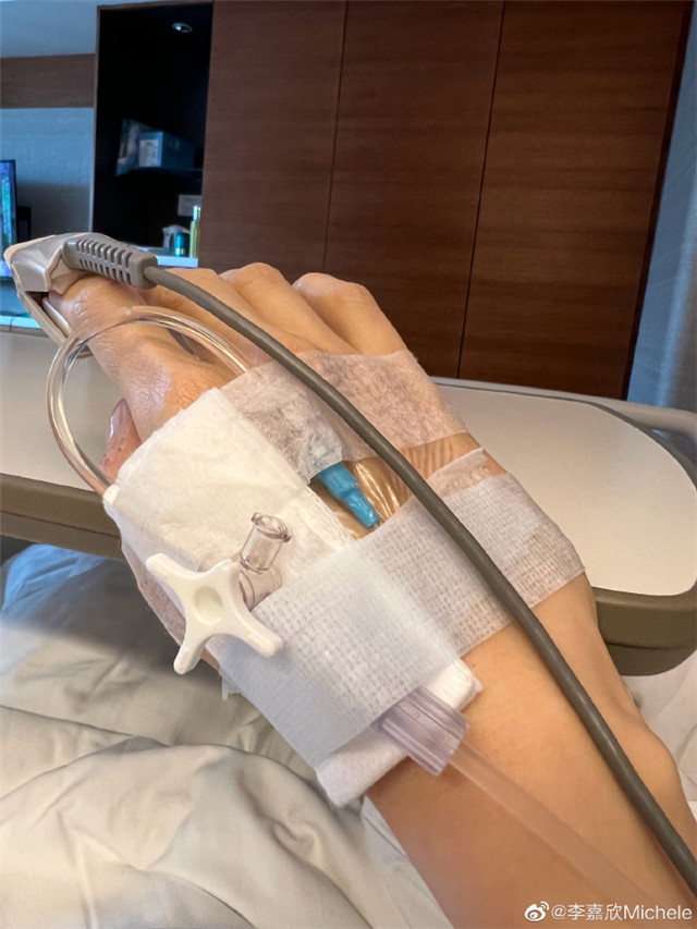 李嘉欣|李嘉欣晒病床照，自曝差点成植物人，肺积水情况严重