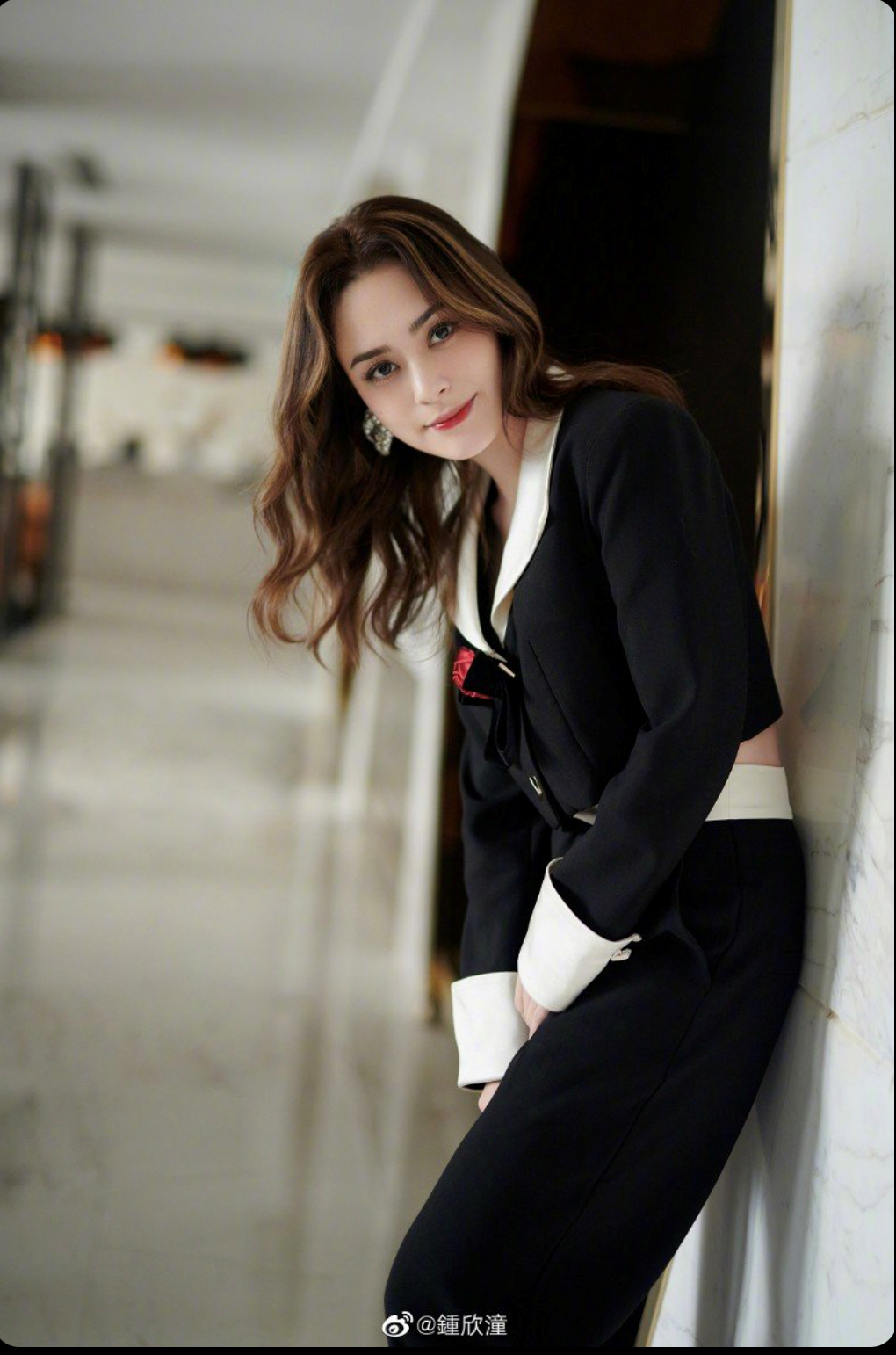 阿娇|41岁阿娇“美回颜值巅峰”,穿深V礼服晒性感,网友狂赞!