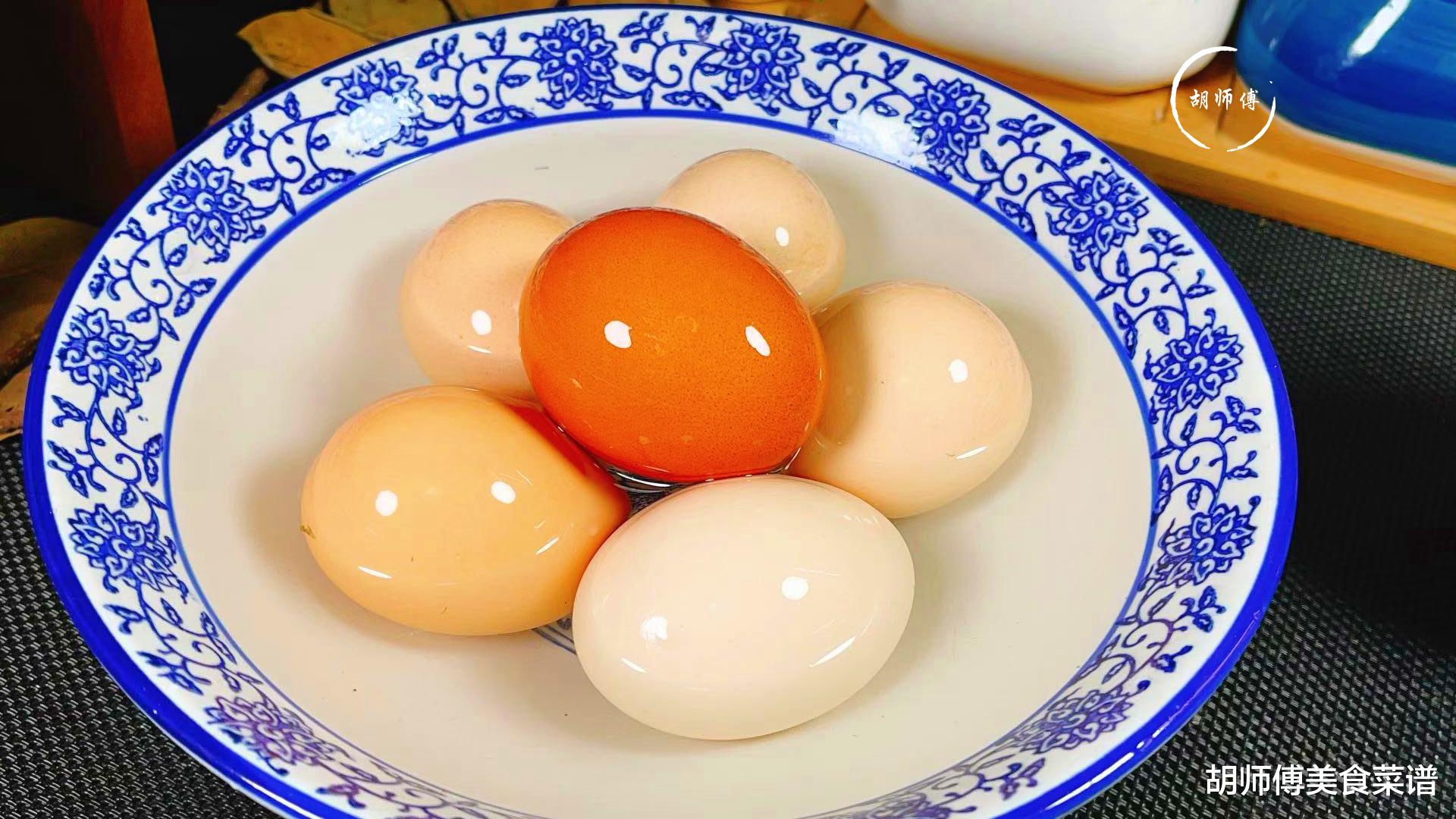 鸡蛋别再用水煮了，保姆教您一妙招，鸡蛋又香又嫩，壳一碰就掉