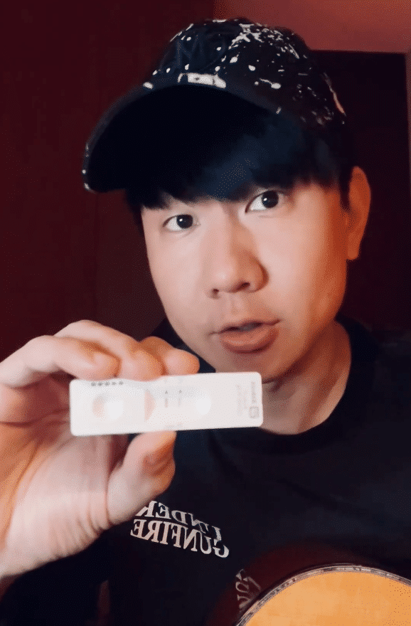 陈庭妮|台湾又一艺人确诊新冠,胡宇崴紧急停工,妻子陈庭妮成密切接触者