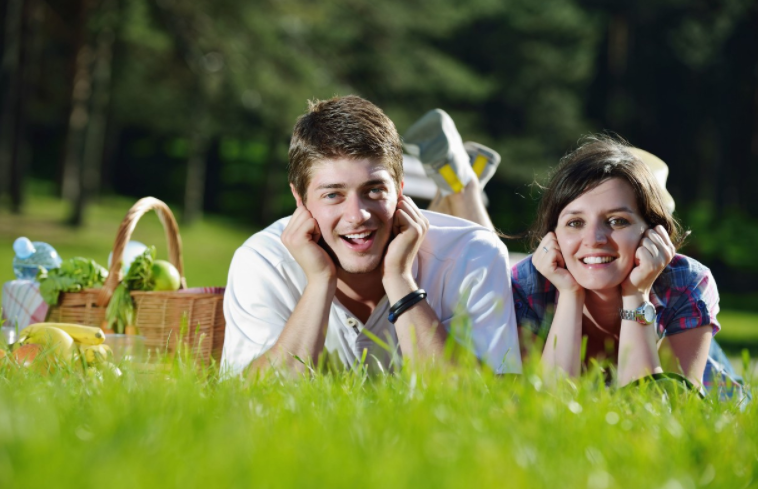 退休|47岁阿姨和26岁小伙相恋三年，阿姨：他从来不公开我