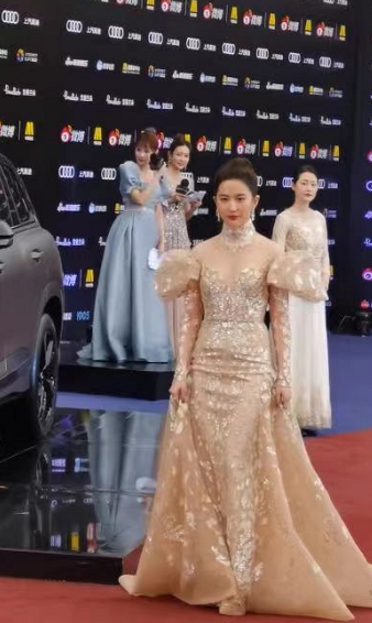 刘亦菲|刘亦菲红毯战袍挨酸！精修图和现场照差很大