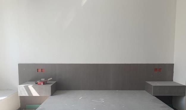 让木工定做床,床头柜钉在床板上,实用多了