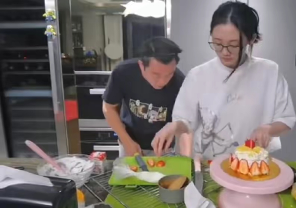 郑恺|郑恺给岳母庆生曝光豪宅内景，一张椅子5万多，书房大到能搭帐篷