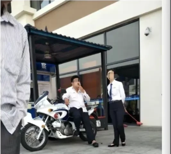 海南乐东,一男子在春节过后,送儿子上高铁,因无送客票与客运员发生冲突