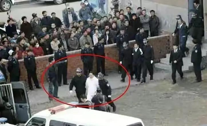 2006年,身家495亿的袁宝璟被判死刑后,押赴刑场时他神色不服