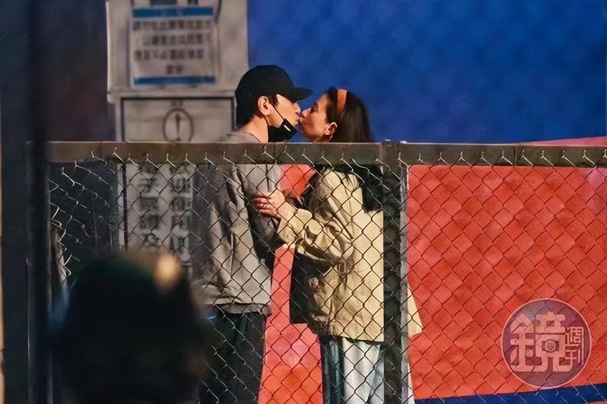 高圆圆|高圆圆赵又廷街头热吻,结婚8年还似热恋,打扮朴素难掩好气质