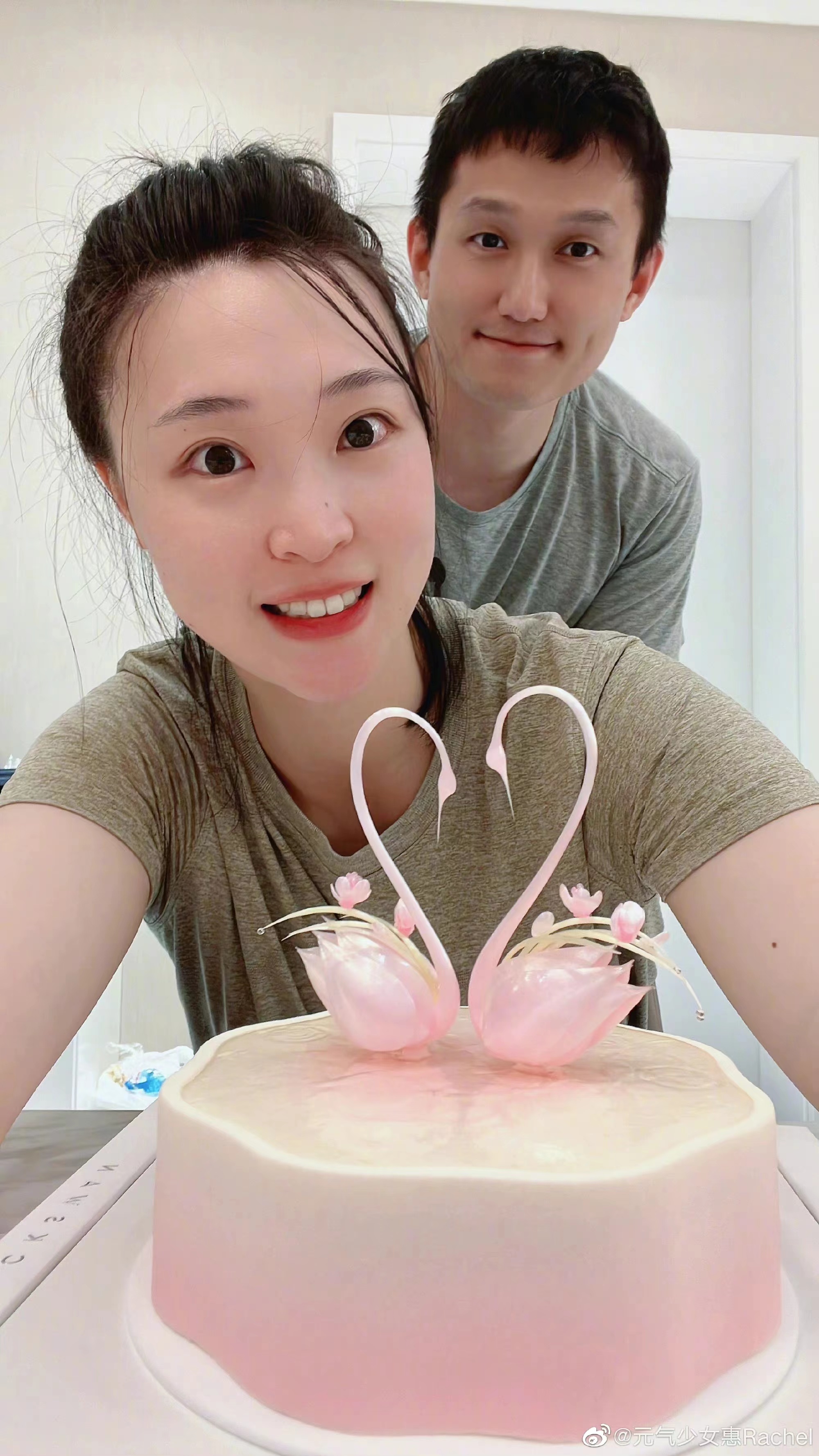 惠若琪|惠若琪晒1家3口全家福！女排女神结婚4周年，手捧鲜花素颜也很美