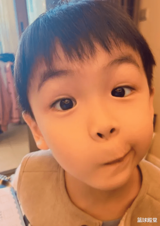 杨鸣|杨鸣带娃被整绝望了！辅导作业气得要打人，其儿子还扮鬼脸搞怪！