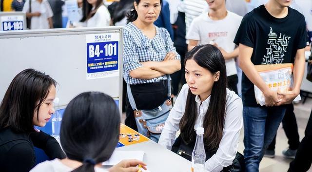 国企|国企中铁员工纷纷离职，年轻毕业生说出实话，不得不向现实低头