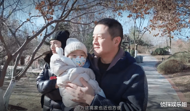 李亚鹏|李亚鹏与小娇妻带娃出游,一家三口高调秀幸福,女儿单眼皮像妈妈