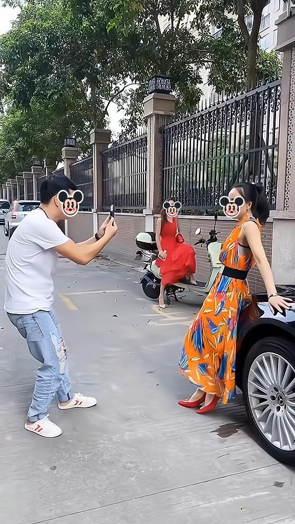 女子见有情侣在自己车前拍照,耐心在一旁等待,却被男子一把推开