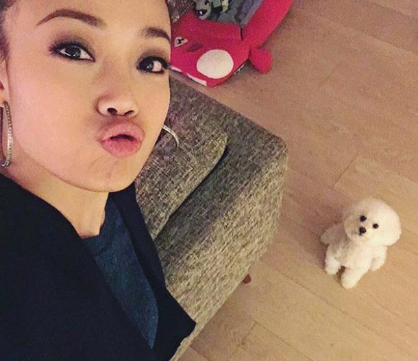 参观容祖儿住的豪宅,客厅放了简易电视柜,装修太简单了