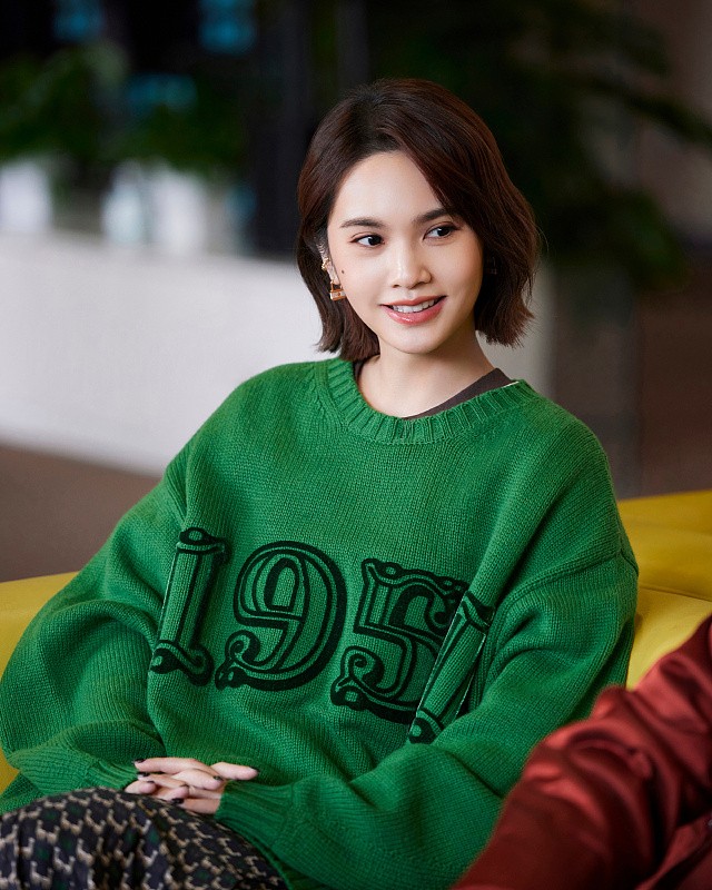杨丞琳|杨丞琳气质太高级，身穿绿色毛衣打造慵懒感，简约还大气，真美