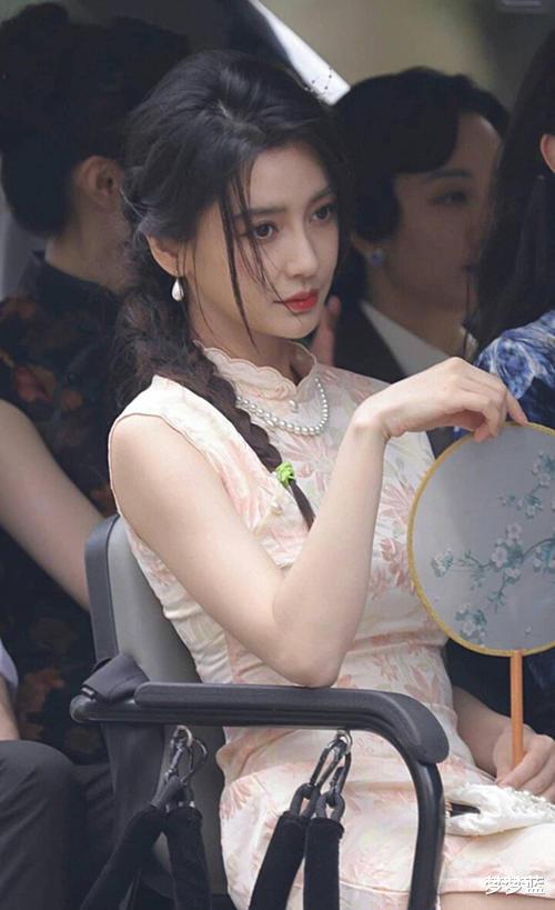 Angelababy|Angelababy《萌探2》路透来袭, 穿旗袍尽显灵动, 33岁美如画