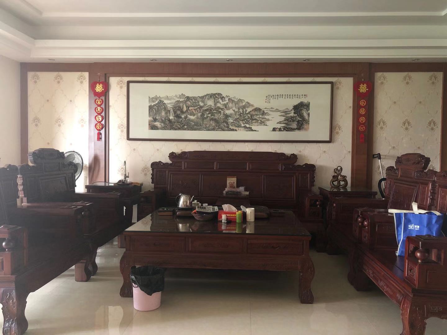 中式风的200平米大户型,装修费花了30万,朋友吐槽说不值得