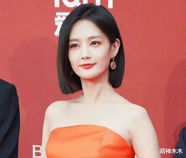 陈都灵|北影节红毯：张天爱直角肩抢镜，李宇春内搭长裙，陈都灵晕妆了