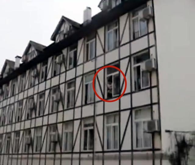 重庆|重庆一男子钓鱼玩出新花样，直接颠覆了人们的想象，网友：吃鱼生