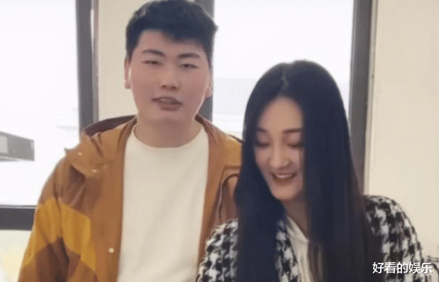 朱小伟带未婚妻陈萌回家,大衣嫂从村头跟到家门口,网友:监视?