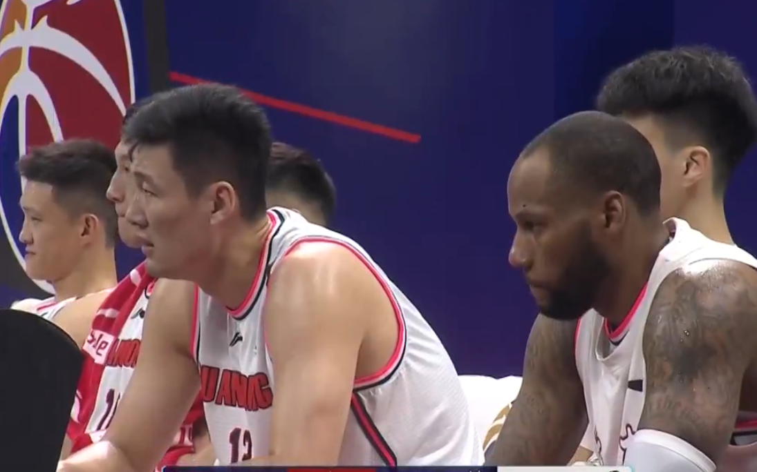 广东男篮|第2套阵容被打了一波12-2！杜锋淡定地坐着观战，2人的3分很及时