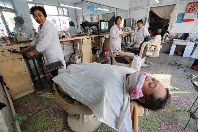 烧饼 春节了,你不“烫个头”再回家吗?烫发的危害如何避免?