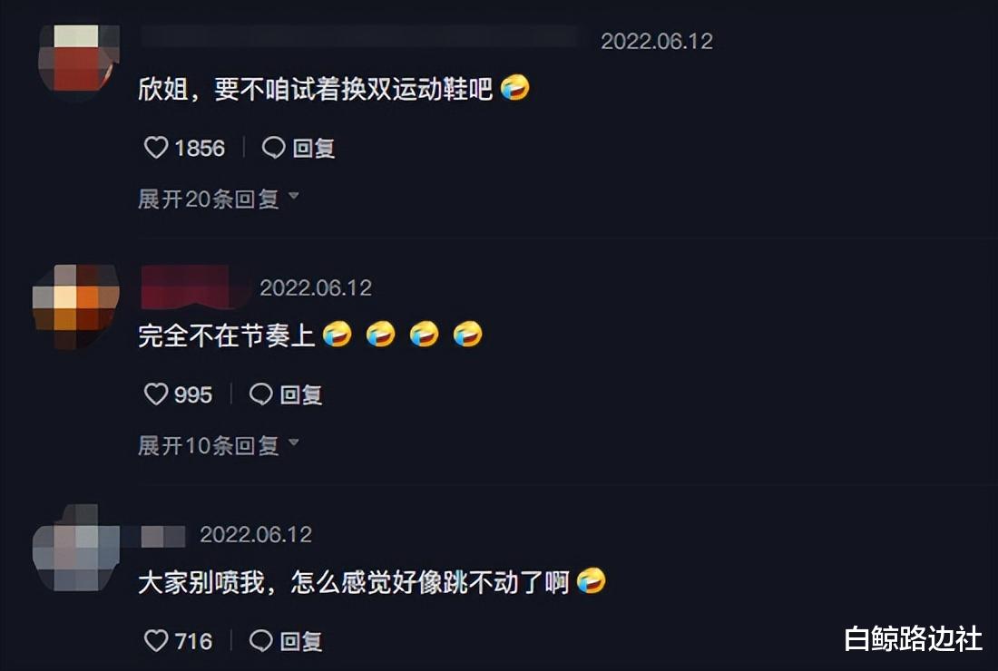 洪欣|50岁洪欣广场上跳舞！脸部臃肿身材显圆润，动作僵硬被吐槽好尴尬